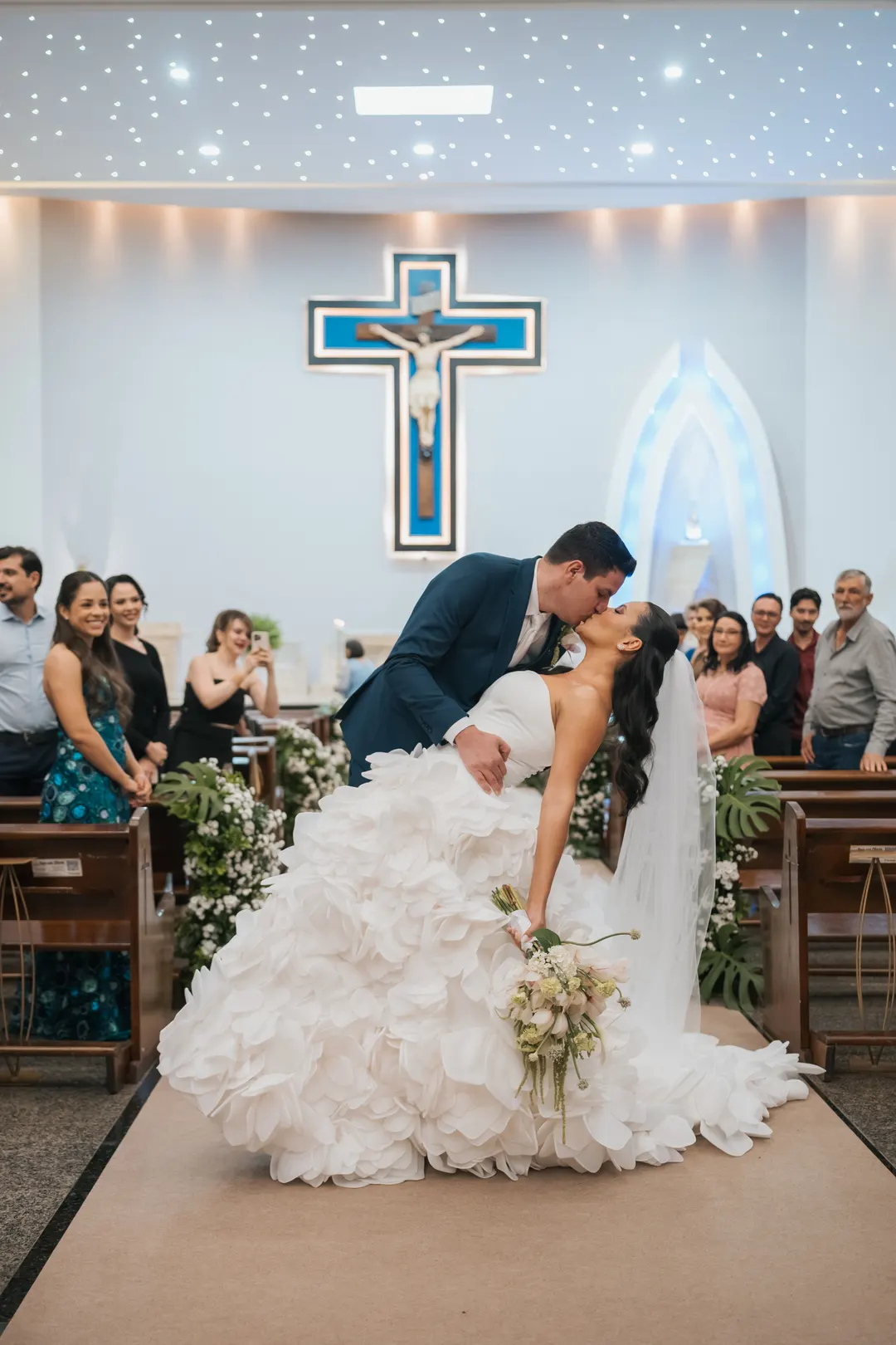 Noivos se beijando no altar da igreja