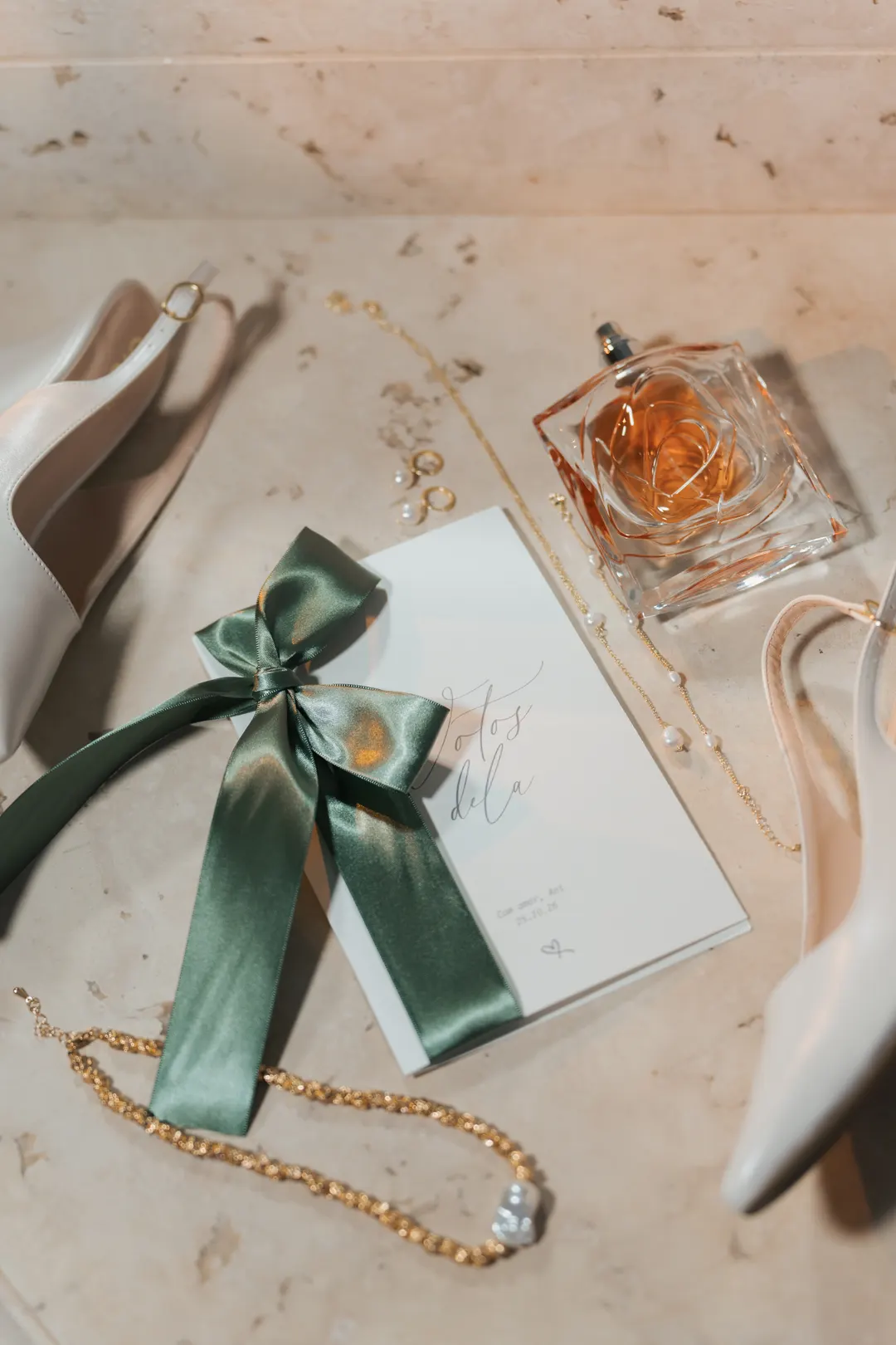 Convite com fita verde, perfume, sapatos e colar da noiva