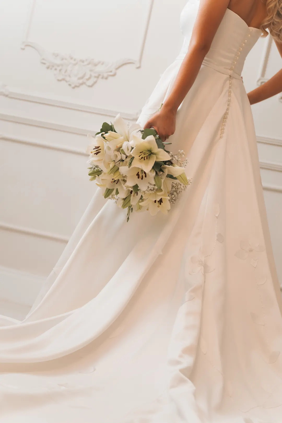 Detalhe da cauda do vestido e do buquê